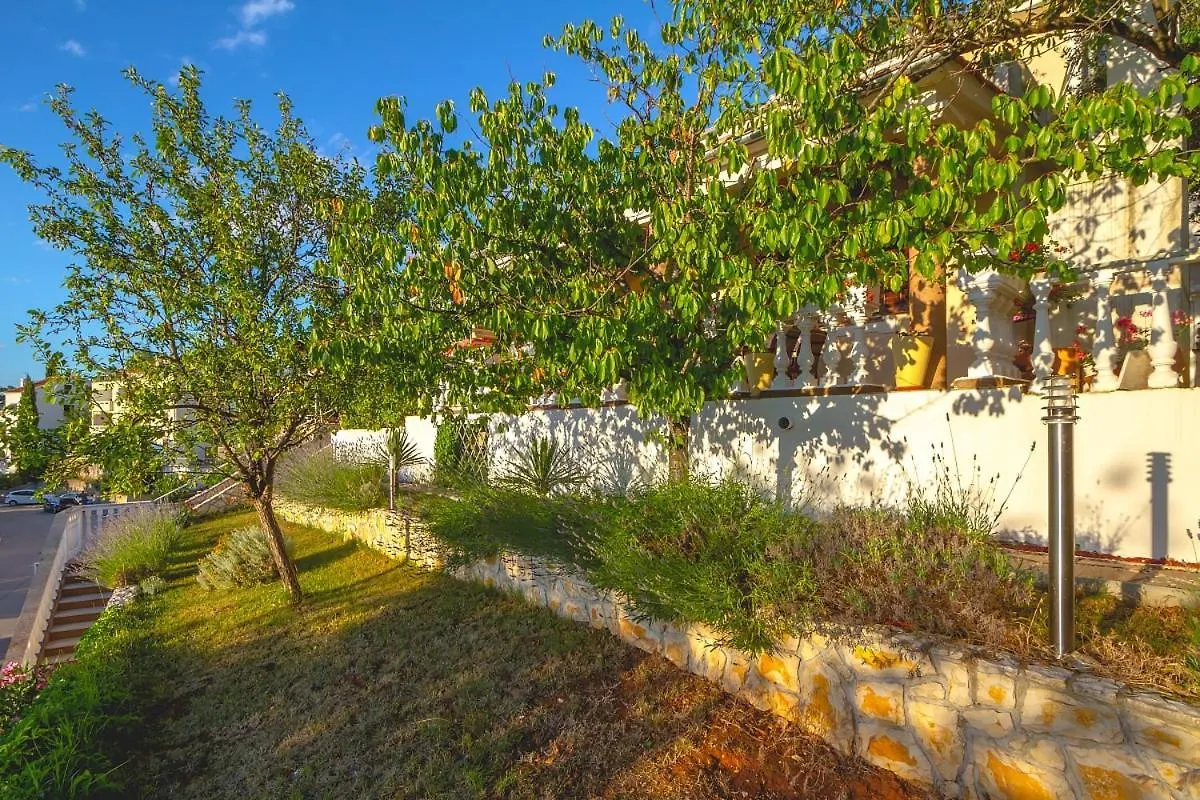 Apartment Njivice 5362B