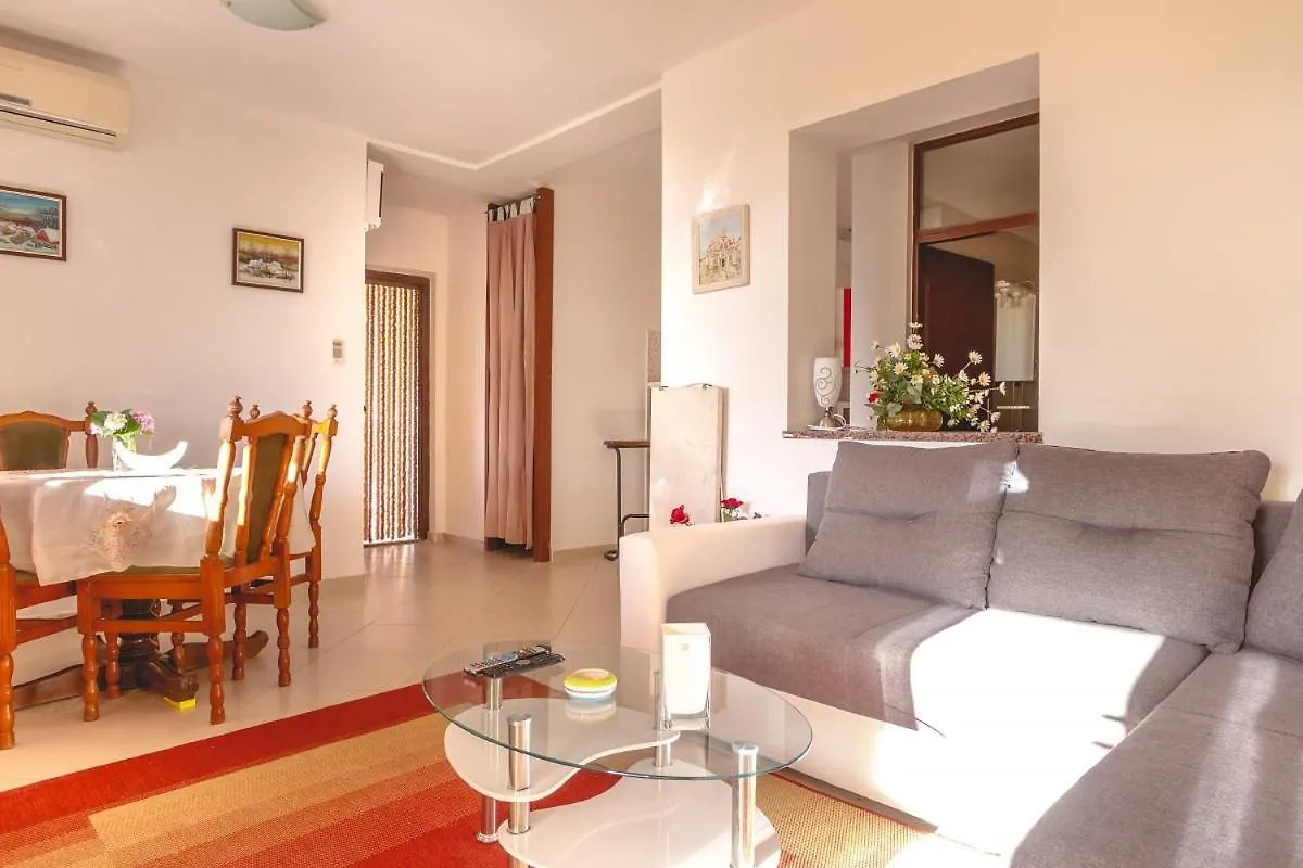 Apartment Njivice 5362B